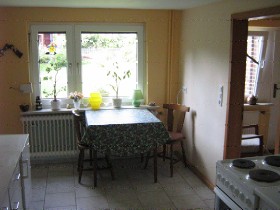 Sitzgelegenheiten in der Küche mit sonniger Aussicht.