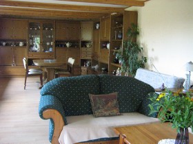 Ess-/Wohnzimmer mit vielen Sitzmöglichkeiten und großzügiges Platzangebot